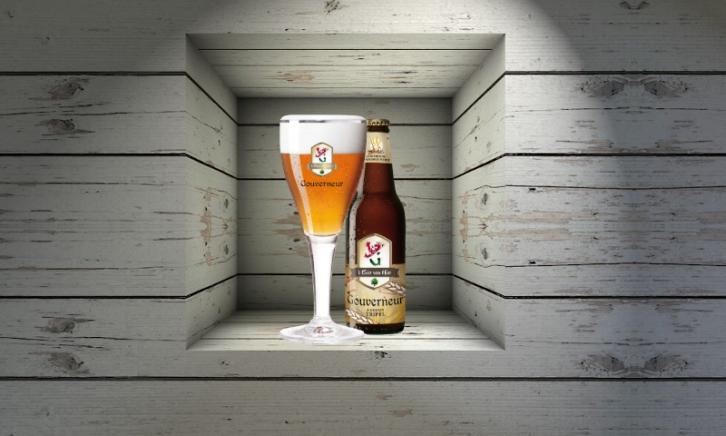 Gouverneur Tripel flesje en glas  Gouverneur Tripel flesje en glas op een plankje in een muur